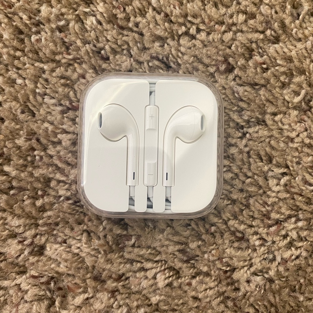 Apple White EarPods Wired Earbud Headphones